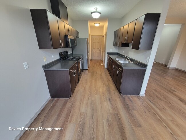 Building Photo - 735-785 85 St SW