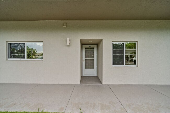 Foto del edificio - first-floor unit featuring a 2 bedroom, 2 bath fully furnished