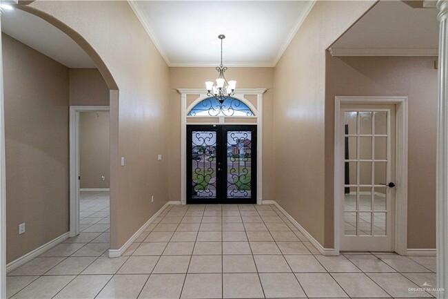 Building Photo - 824 Pine Lake Cir
