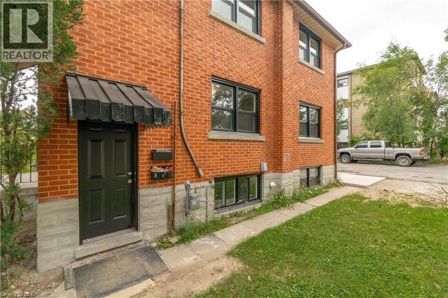 Building Photo - 293 Highland Rd E