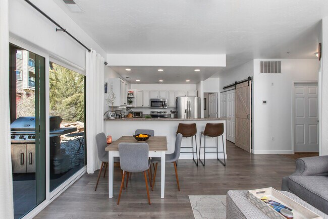 Foto del edificio - 2701 Midland Ave