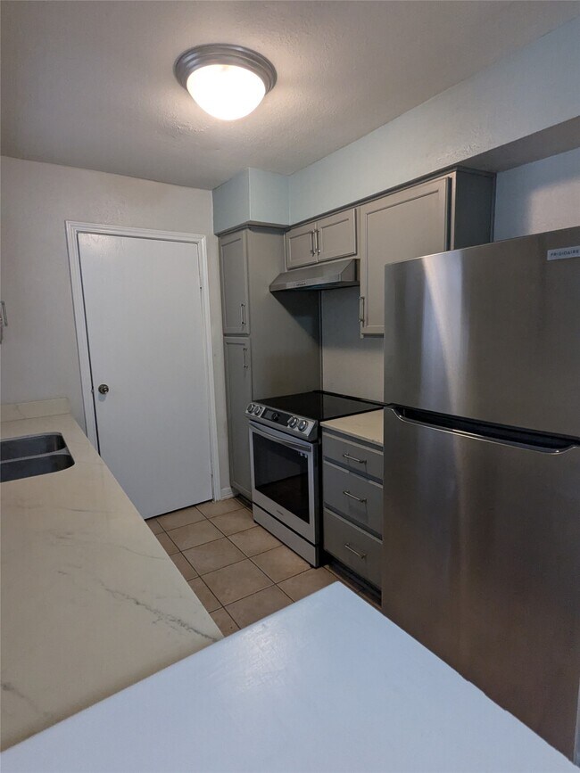 Building Photo - 13480 S Thorntree Dr