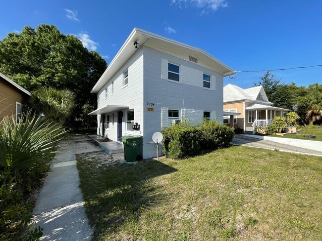 Building Photo - 2704 E Columbus Dr