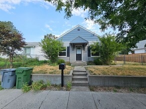 Building Photo - 1415 W Ave