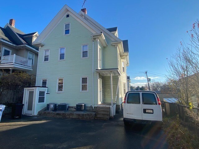 Building Photo - 10 Bigelow St