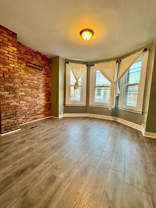 Building Photo - 2 Bedroom Home Available Now