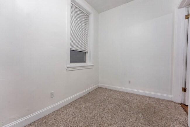 Building Photo - 2436 W Moffat St