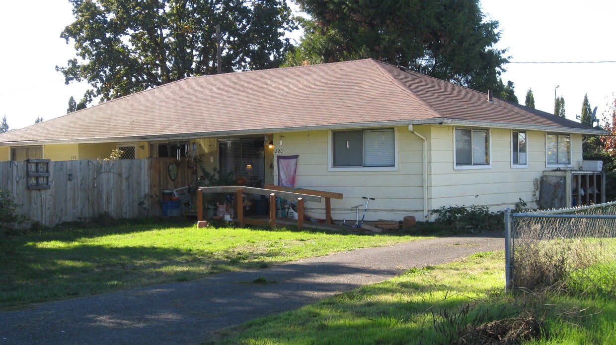 Primary Photo - 220-222 Holeman Ave