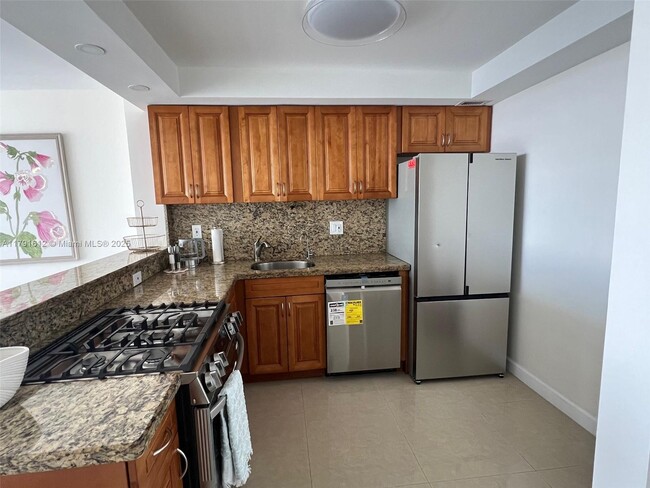 Building Photo - 2030 S Ocean Dr