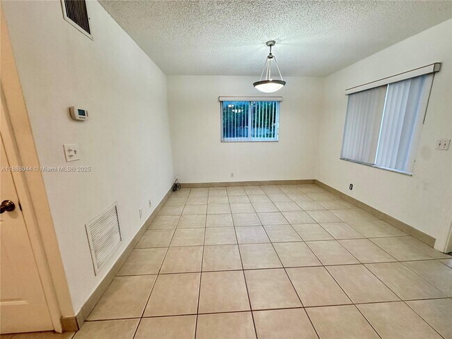 Foto del edificio - 1274 NE 40th St