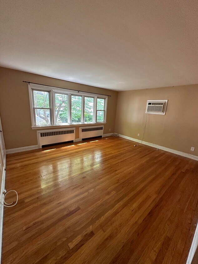 Family Room - 309 Burbank Ave