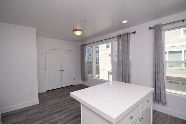 Building Photo - 3845 Mossmorran Ln