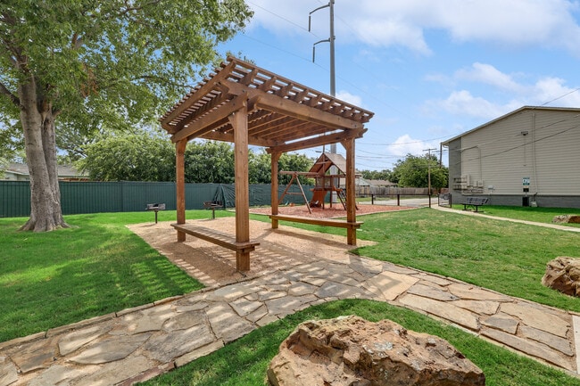 Building Photo - Vista Verde