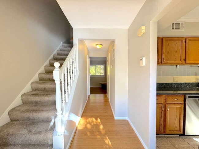 Foto del edificio - Charming Fairfax Townhome in a Prime Location