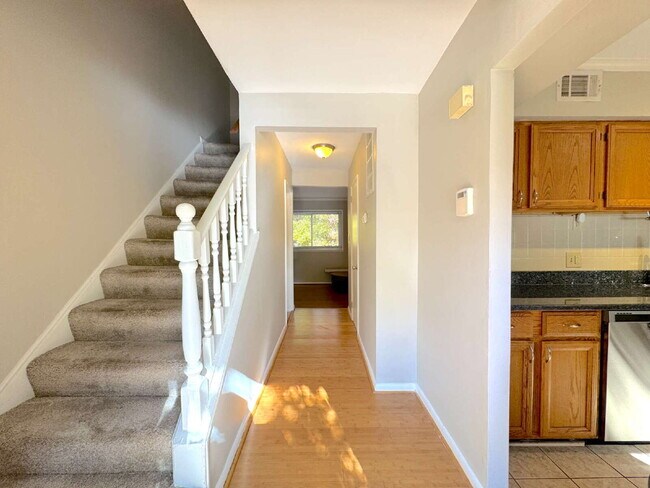 Building Photo - Charming Reston Townhome in a Prime Location