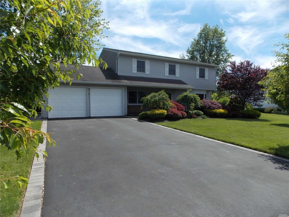 6 Valley Dr, Wheatley Heights, NY 11798 House Rental in