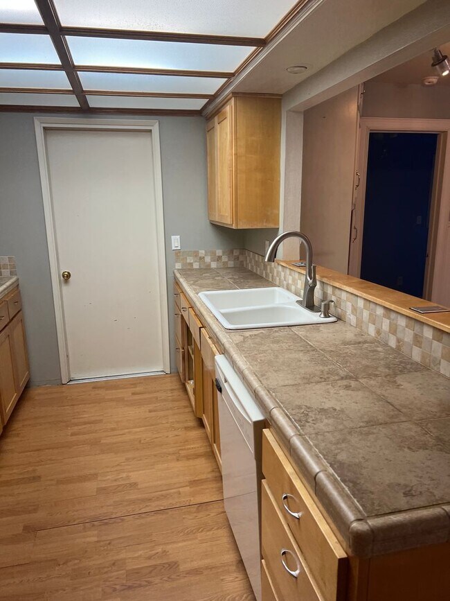 Building Photo - 3BED 2BATH - GARAGE, LAUNDRY & BEAUTIFUL YARD