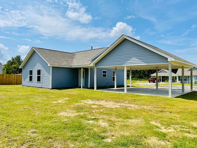 Building Photo - Rare listing! 3bd/2ba Single Family Home i...
