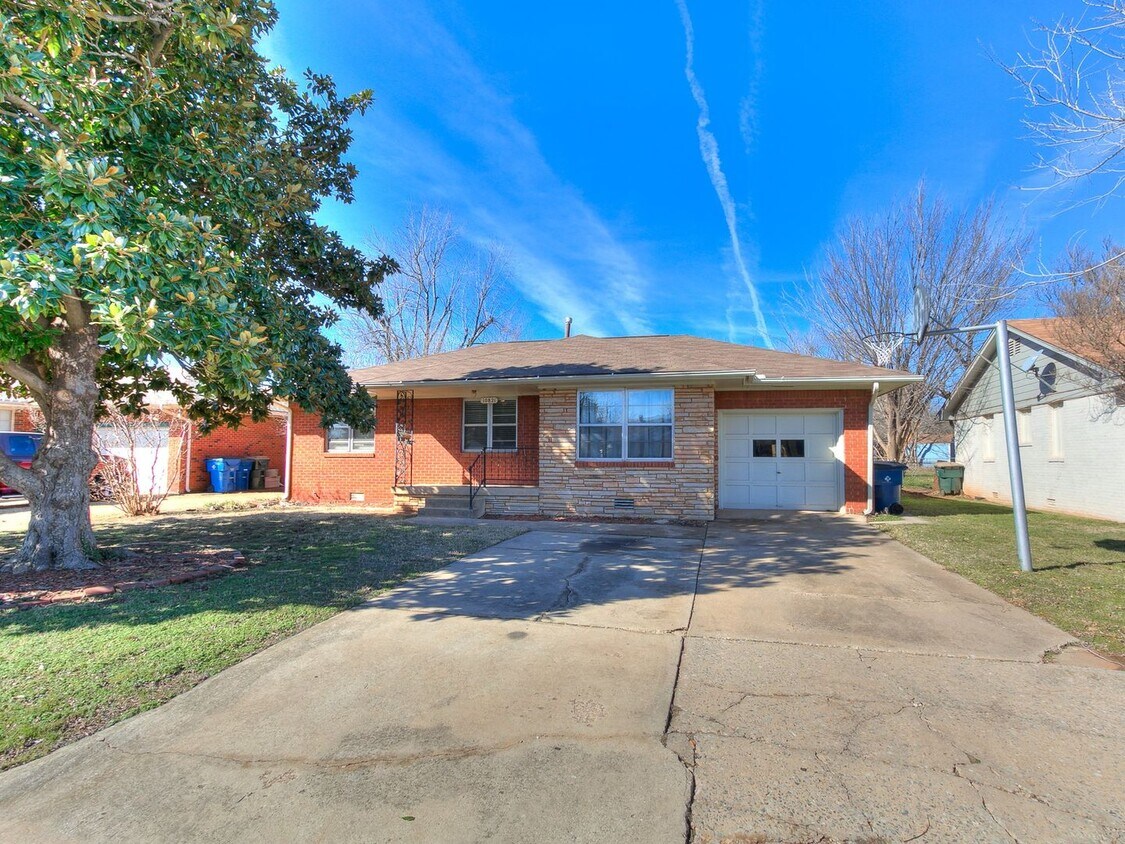Primary Photo - Charming 3-Bedroom Home for Rent in The Vi...