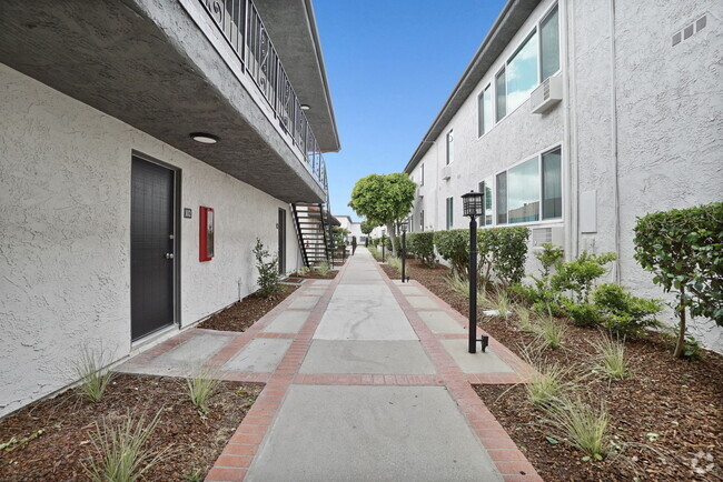 Building Photo - Tierra Del Sol