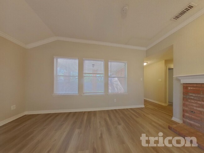 Foto del edificio - 143 Redbud Dr