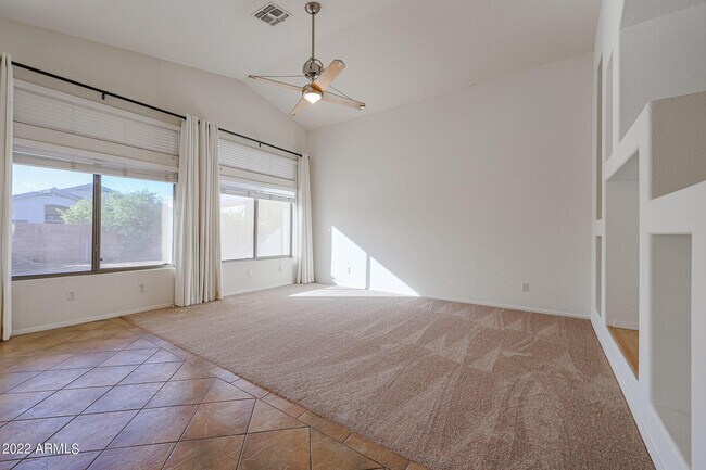 Building Photo - 333 W Raven Dr