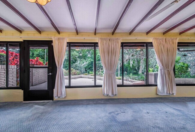Building Photo - Charming 3 Bedroom, 2 Bath Single Family H...