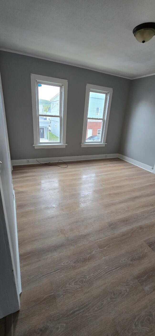 Living Room - 117 Bridge St