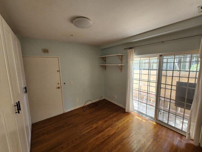 Building Photo - 400 S Norton Ave