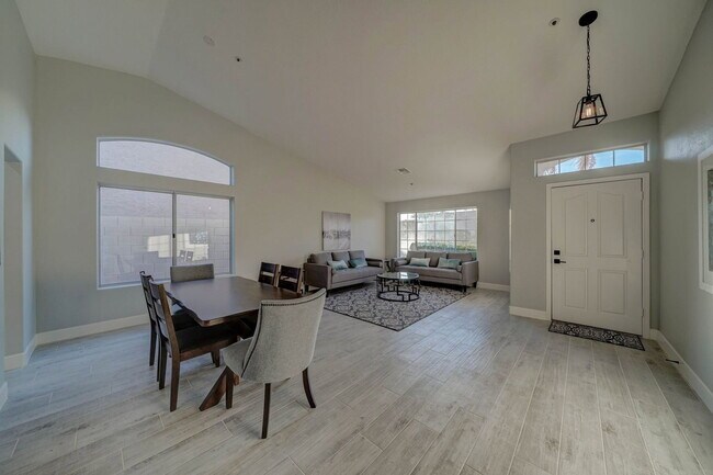 Foto del edificio - 8940 E Palm Ridge Dr