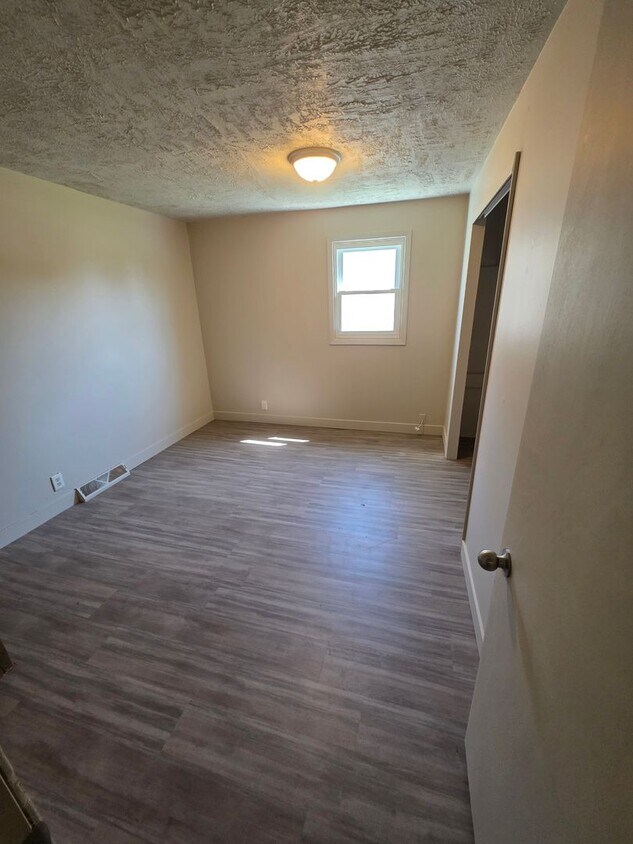 Building Photo - 412 Elm Ave