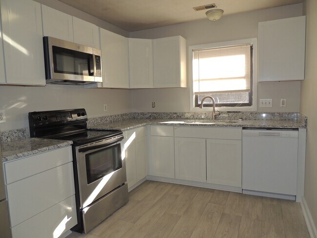 Foto del edificio - 6961 Candlewood Dr