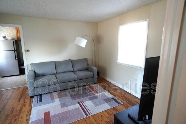 Building Photo - 1706 Rossi St