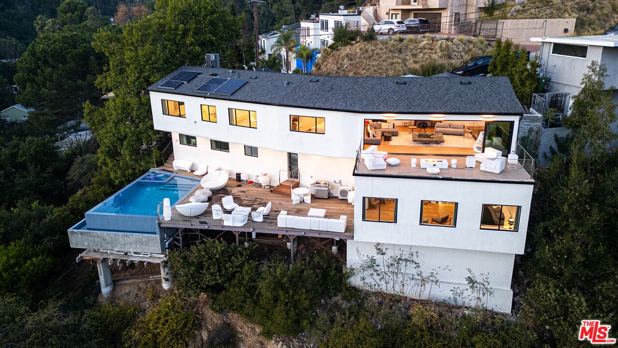 Foto principal - 8744 Skyline Dr