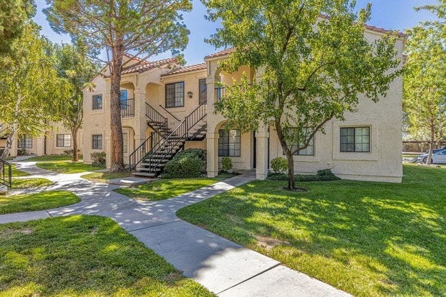 Building Photo - 2554 Olive Dr
