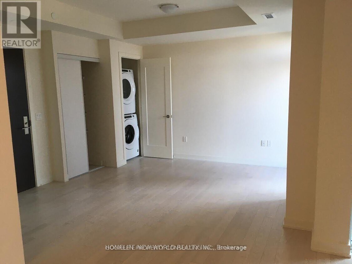 Building Photo - 330 Richmond St W