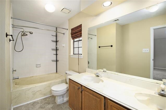 Foto del edificio - 3314 Creek Shadows Dr