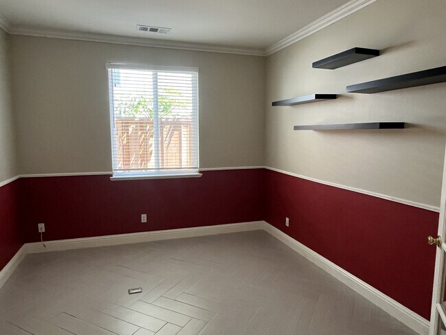 Foto del edificio - 619 Snow Creek Ln