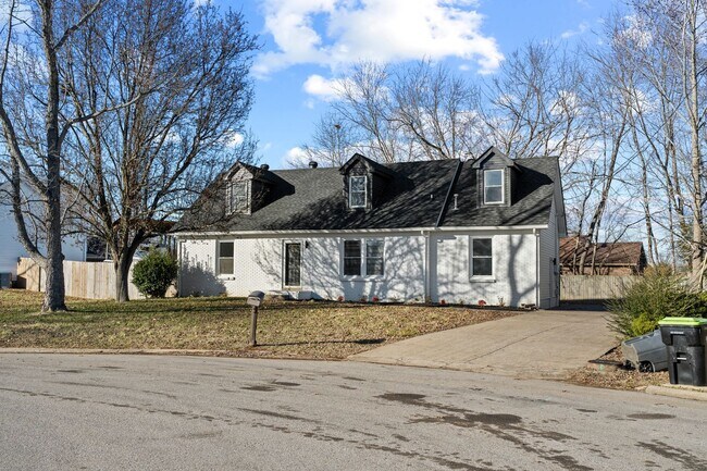 Building Photo - 3 Bedroom 2 Full Bath Home For Rent near Post!