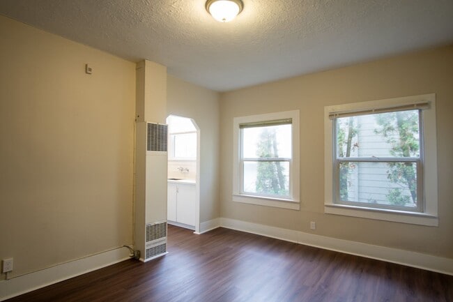 Building Photo - John's Landing: Updated Garden Level 1-Bed-Close to OHSU!