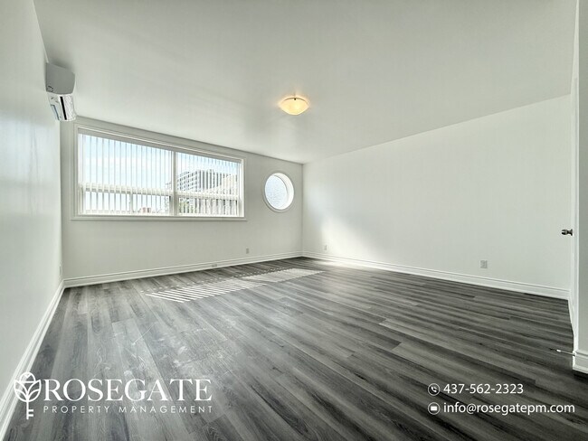 Photo du bâtiment - Spacious 2-Bedroom Apartment with 3 Bathrooms & Free Internet on Danforth Ave