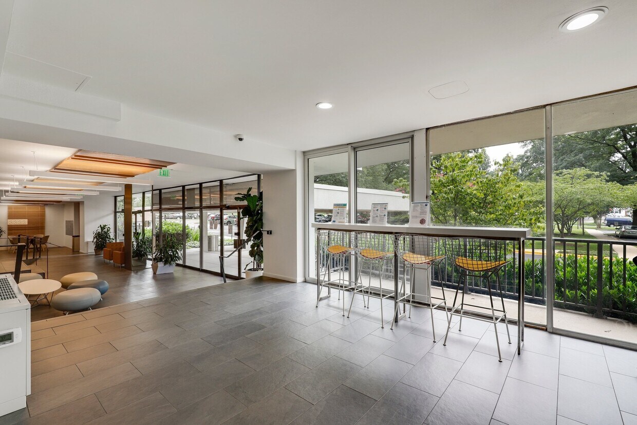 lobby - 3333 University Blvd W