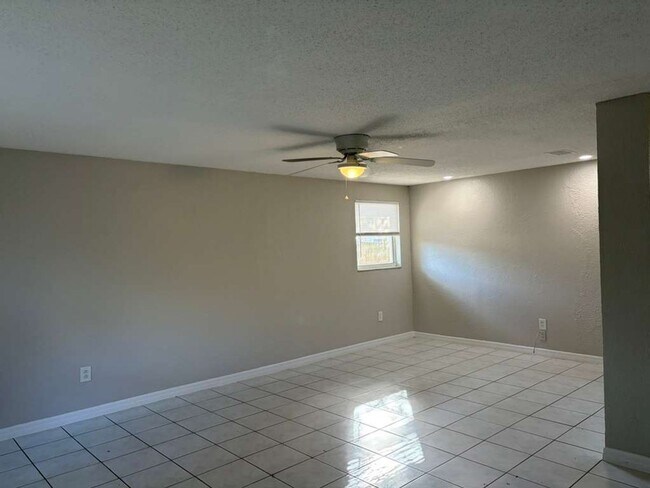 Foto del edificio - Gulfpfort Home With A Bonus Room