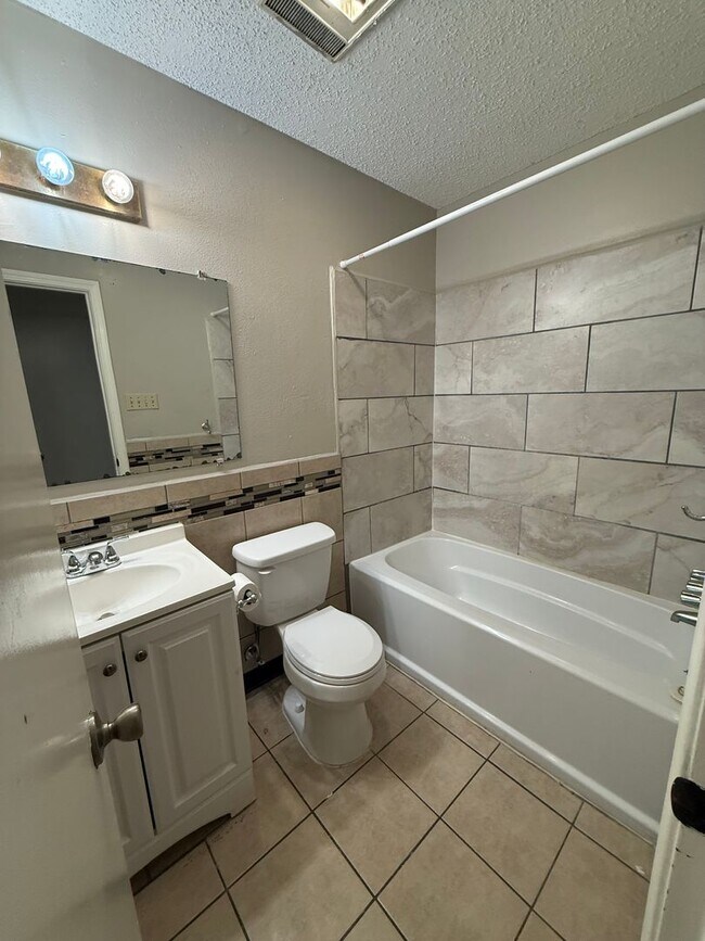 Building Photo - 1950-52 Helm Dr