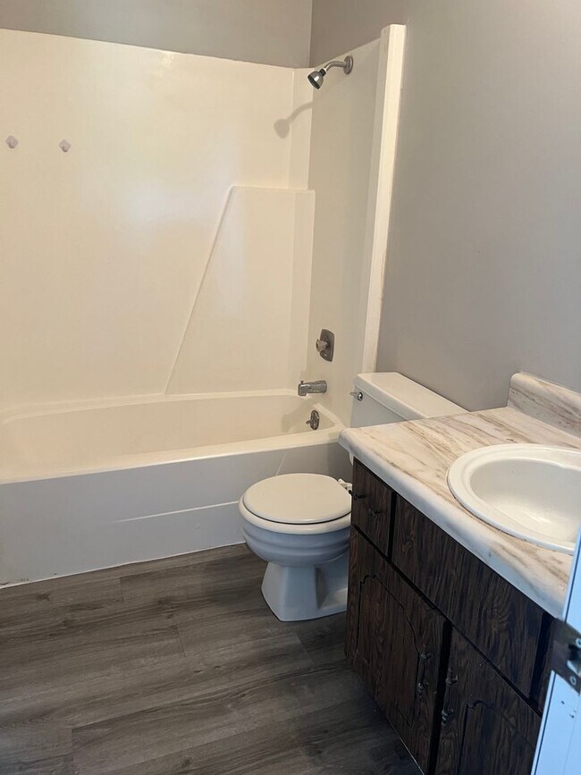 Building Photo - Spacious 2 bedroom 1 bathroom duplex in a ...