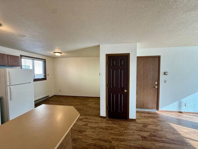Foto del edificio - Cozy 2 Bed/1 Bath Apartment in North Loveland. New Wood Floors! RENT INCLUDES: Gas/Water/Sewer/Trash