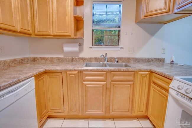 Building Photo - 8111 Stonebrook Dr