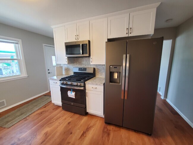 Foto del edificio - Gorgeous 3 bedroom 2 bath - Side by Side Duplex South Minneapolis