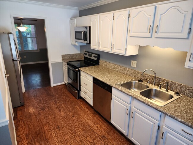 Building Photo - 465 Salem Woods Dr SE