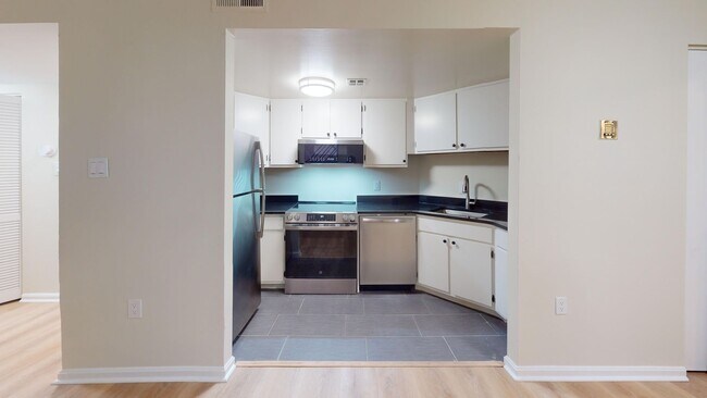 Building Photo - Columbia Heights Two Bedroom/One Bathroom In Amazing Location! Washer/Dryer in Unit!